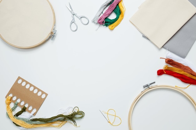 Рабочее место мастерицы с инструментами для вышивки