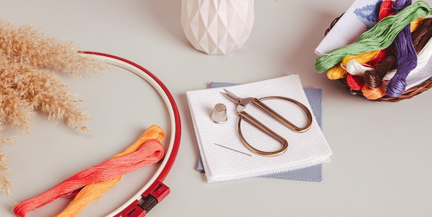 Набор для вышивания с нитками и пяльцами