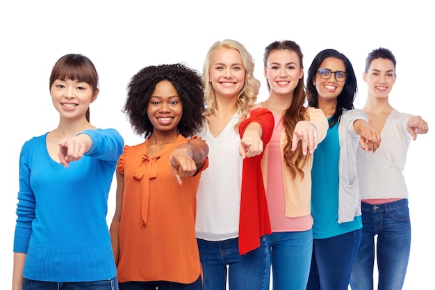 Улыбающиеся ученики с готовыми работами